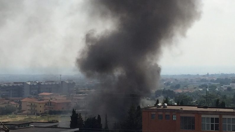 Davano fuoco illegalmente ai rifiuti in cittàArrestate nel lametino quattro persone