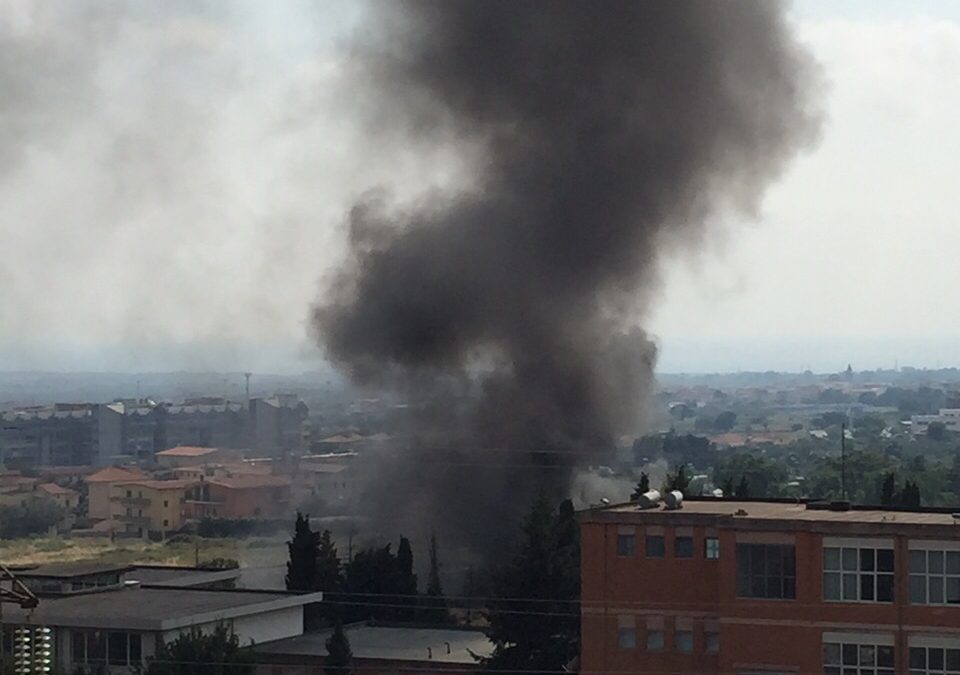 Incendiavano illegalmente i rifiuti della città