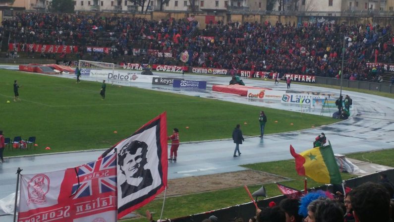 Derby in Lega Pro tra Cosenza e CatanzaroLe foto delle due tifoserie allo stadio Marulla