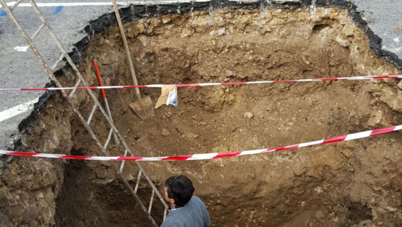 Antica cripta emerge nel centro di ViboScoperta archeologica durante alcuni lavori