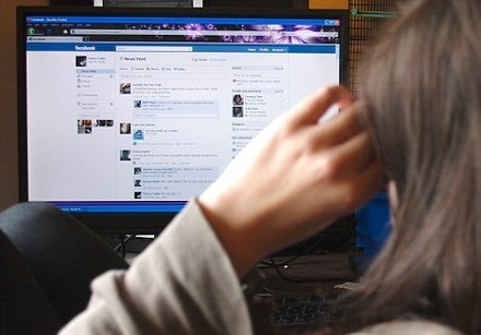 Soldi a minorenni per ottenere rapporti sessualiArrestato cosentino, adescava sui social network