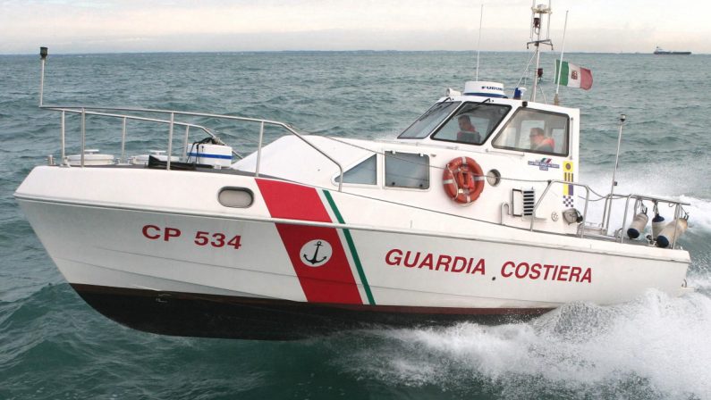 Incendio su una nave con dodici uomini a bordo, interviene la Capitaneria di porto di Reggio Calabria