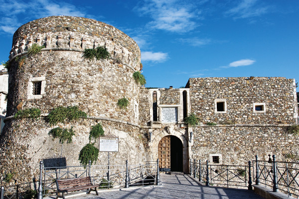 Il castello di Pizzo.jpg