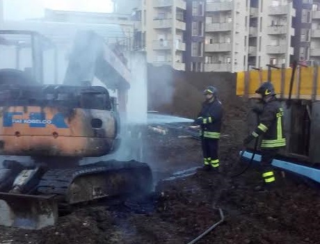 In fiamme l’escavatore della ditta che sta costruendo il Teatro di Vibo