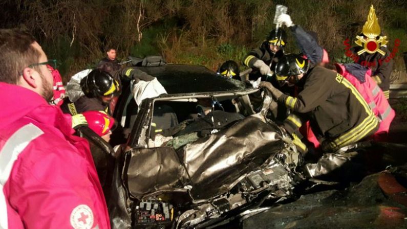 Violenta carambola tra quattro auto nel CrotoneseTre giovani feriti gravi sulla statale 106