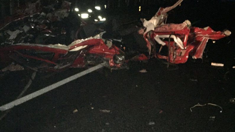 Strage in autostrada nel Vibonese, quattro mortiL'impatto in galleria tra un'autovettura e un Tir