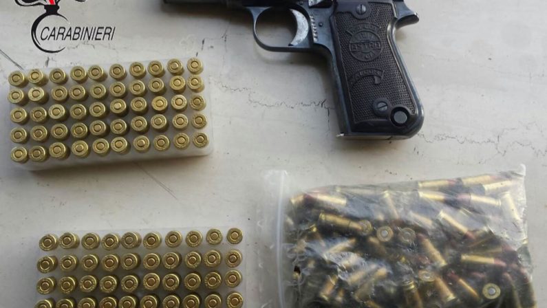 Kalashnikov e pistole, arsenale scoperto nel casertano