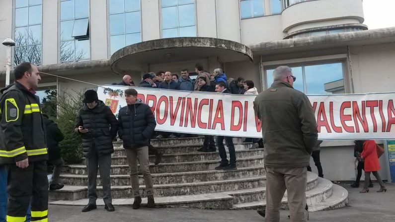 La lenta agonia delle Province, nuova protestaA Vibo i dipendenti chiudono le porte con catene