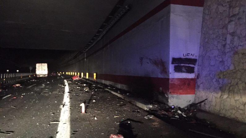 Strage di giovani in autostrada nel ViboneseIl sindaco di Gioia Tauro proclama lutto cittadino