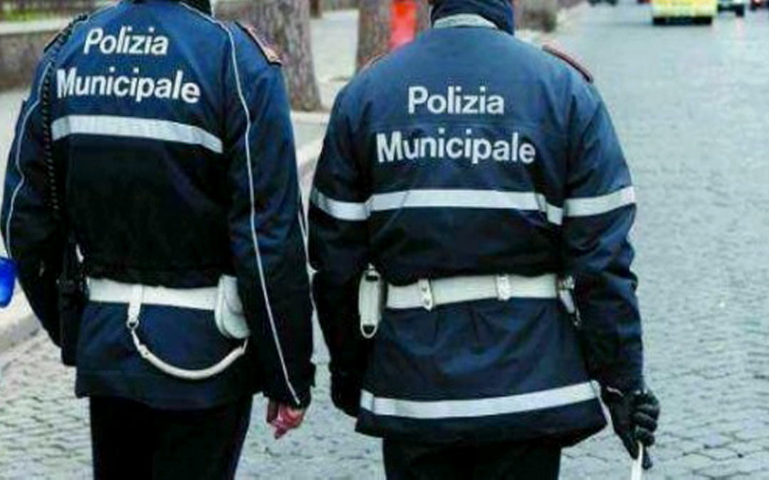 Tenta di investire il vigile che sta per multarlo: un arresto in provincia di Cosenza