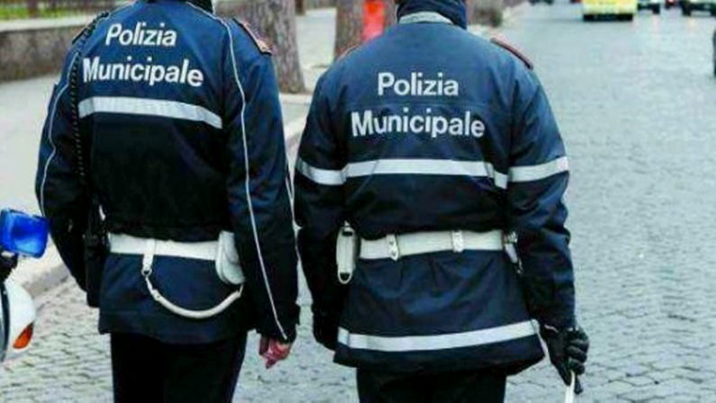 Tenta di investire il vigile che sta per multarlo: un arresto in provincia di Cosenza