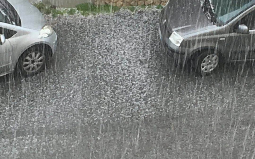 Maltempo nel Vibonese: strade invase dal fango e crollate per la pioggia. Allerta meteo nel Cosentino