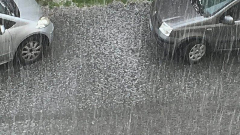 Maltempo nel Vibonese: strade invase dal fango e crollate per la pioggia. Disagi a Palmi, allerta nel Cosentino