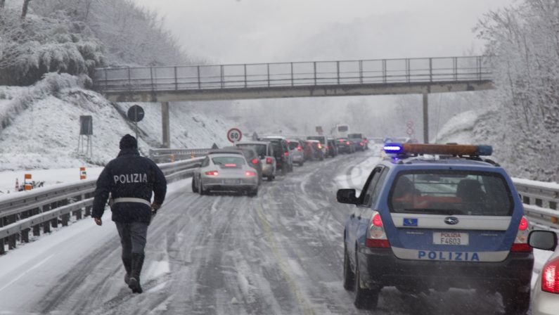 Torna la neve in Calabria e Anas attiva i controlliFile in autostrada per verificare gomme o catene