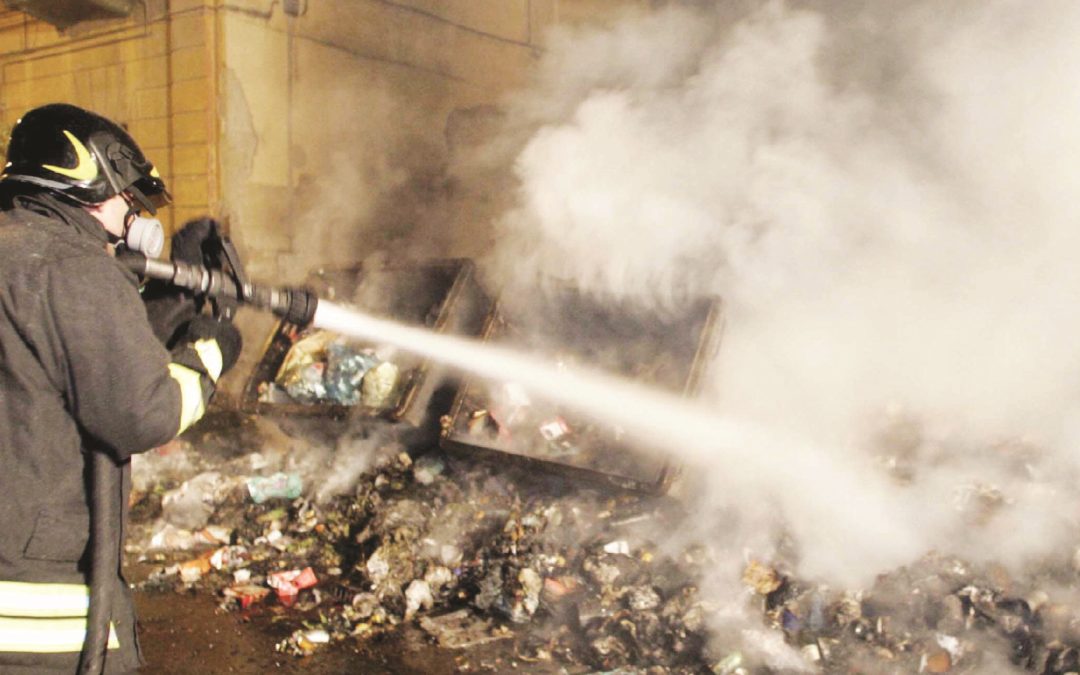 Dipendenti del Comune di Bova scoperti mentre bruciavano rifiuti in un campo