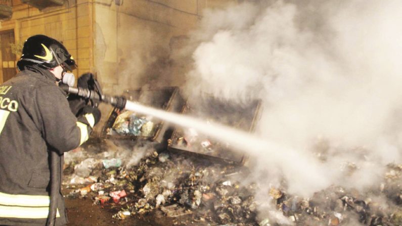 Impiegati di un Comune del Reggino sorpresia bruciare i rifiuti in un campo, quattro denunce