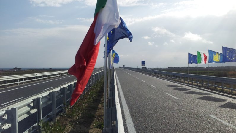 Cede la nuova statale 106 nel CatanzareseSvincolo sequestrato dopo il crollo di un muro