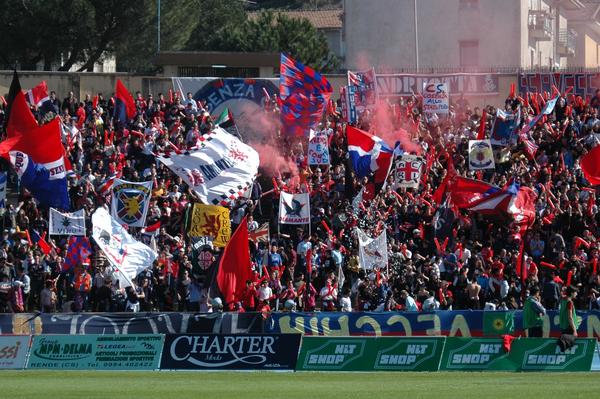 Tragedia durante la partita tra Cosenza e MessinaSugli spalti un tifoso viene colto da infarto e muore