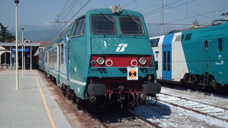 Treni nel caos a Lamezia, salta un Frecciabianca: prima i disagi, poi tutti ammassati su un Intercity