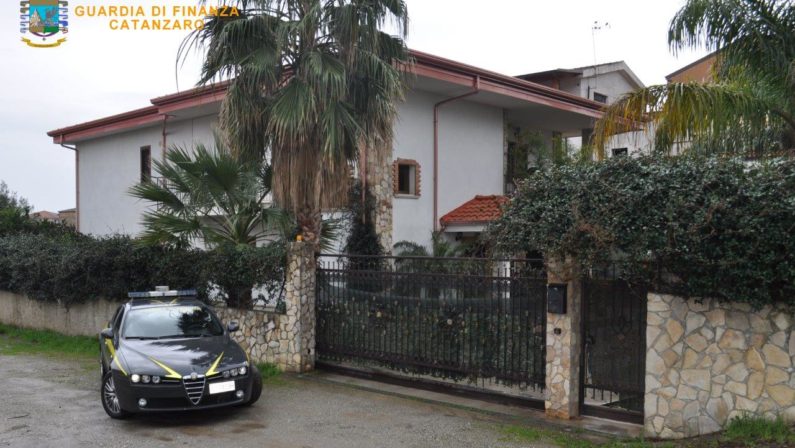 'Ndrangheta, sequestrato il patrimonio a presunto killerLa Finanza mette i sigilli a fondi e una villa a Lamezia