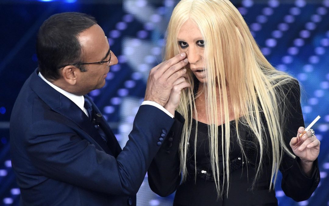 A Sanremo l’imitatrice della stilista calabrese, Donatella Versace