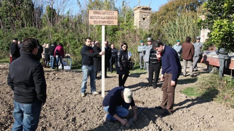 In fumo l'orzo della legalità. In fiamme il terreno confiscato alla cosca Arena