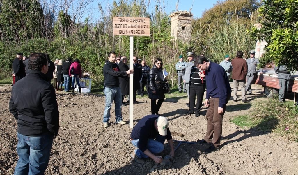 In fumo l’orzo della legalità. In fiamme il terreno confiscato alla cosca Arena
