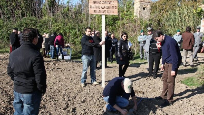 A Isola c'è rabbia e paura ma Libera non ci sta 
«A lavoro prima che facciano altri danni»
