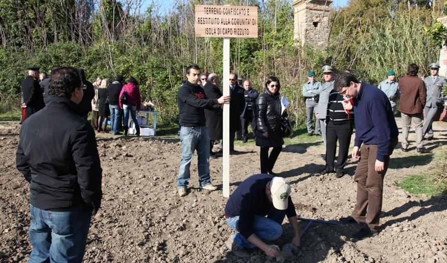A Isola c’è rabbia e paura ma Libera non ci sta 
«A lavoro prima che facciano altri danni»