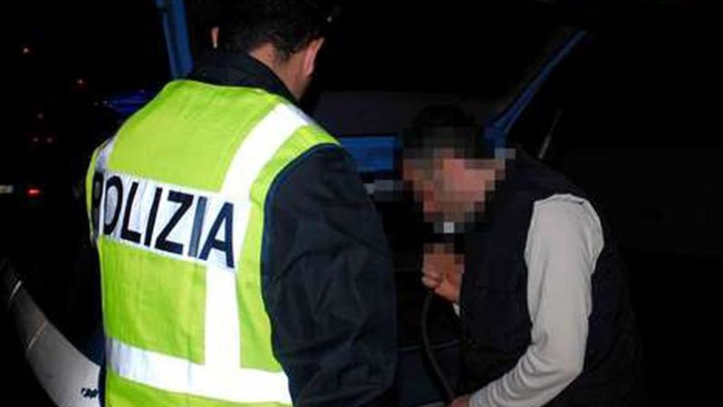 Ubriachi guidavano un'auto rubata nel Crotonese
Stradale arresta madre e figlio sulla statale 106
