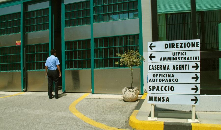 Due agenti di polizia penitenziaria
aggrediti in carcere da un detenuto