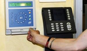 Pedace, uno timbrava e gli altri a spasso
Ai domiciliari 11 dipendenti comunali