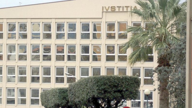 Presunti abusi sessuali su studentesse a Lamezia TermeMisura cautelare dell'interdizione per un professore