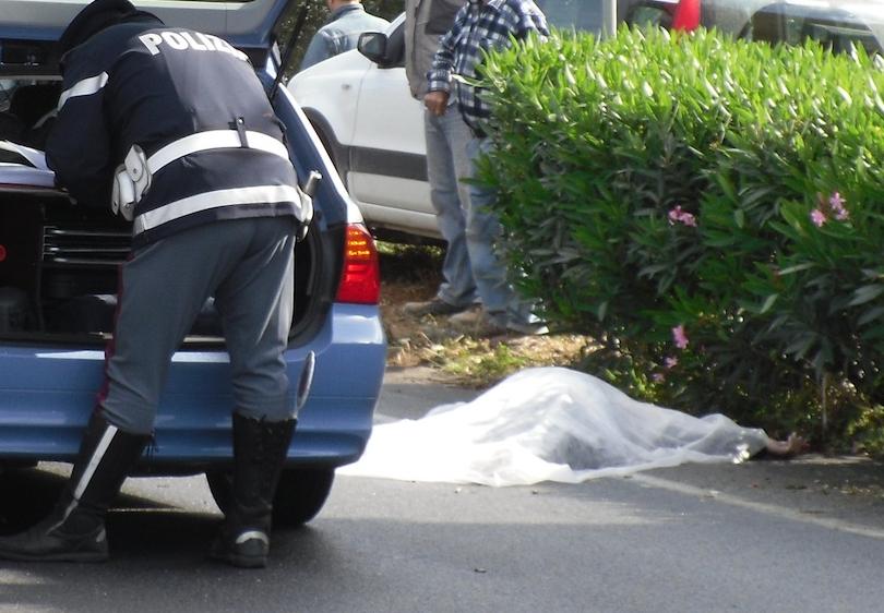 Giallo sul ciclista investito sulla 106 a Reggio
Già morto quando è stato travolto: ipotesi auto pirata