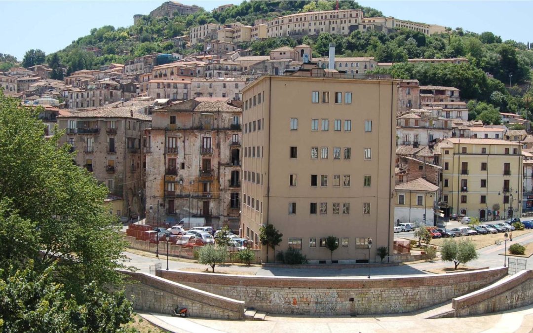 Cosenza, il sindaco annuncia l’addio all’ex Hotel Jolly lo «scatolone» che oscura la vista sul centro storico