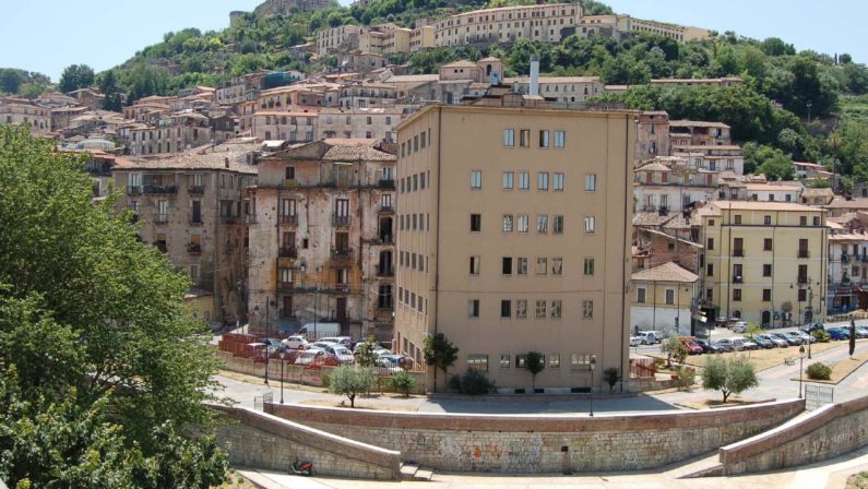 Cosenza, il sindaco annuncia l'addio all'ex Hotel Jolly lo «scatolone» che oscura la vista sul centro storico