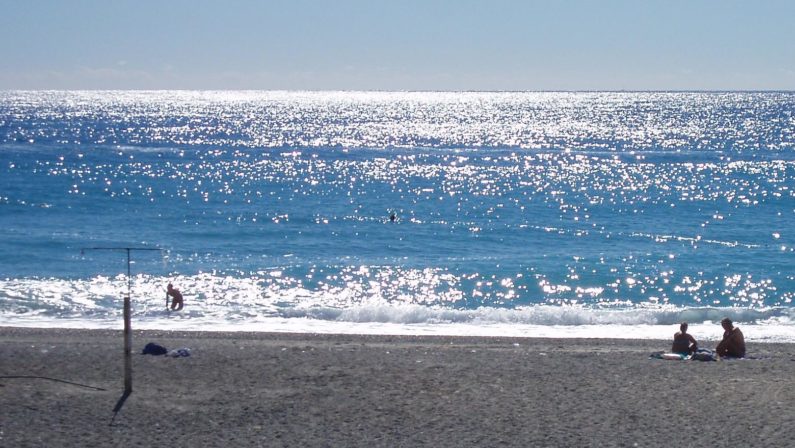 «Violentata in riva al mare prima di Capodanno»
La denuncia di una ragazzina: giallo nella Locride