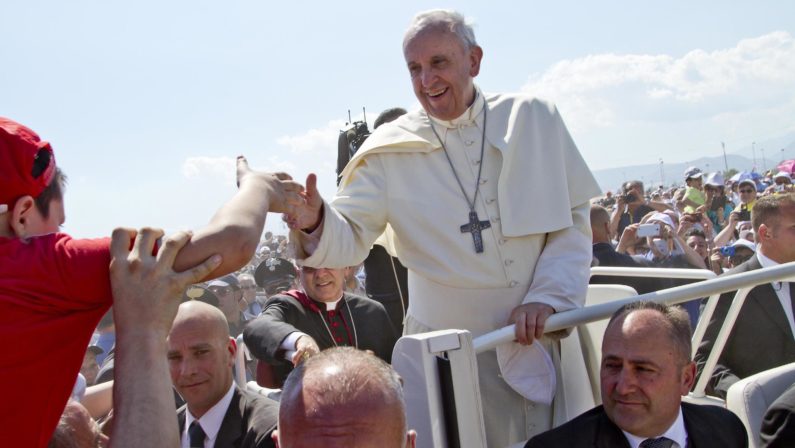 «Il Papa ci ha scomunicate»: boicottano la messa
E Francesco scrive alle donne dei clan in carcere