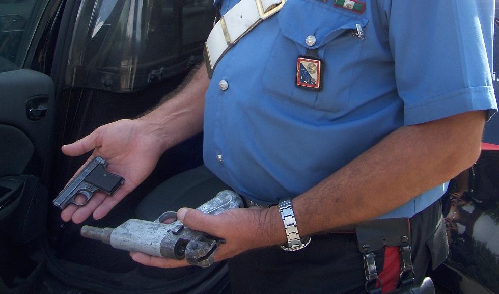 Crotone, aveva armi e munizioni
nascoste nella tv: arrestato