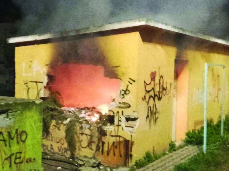 Incendiato lo spogliatoio nella villetta comunale del Crotonese