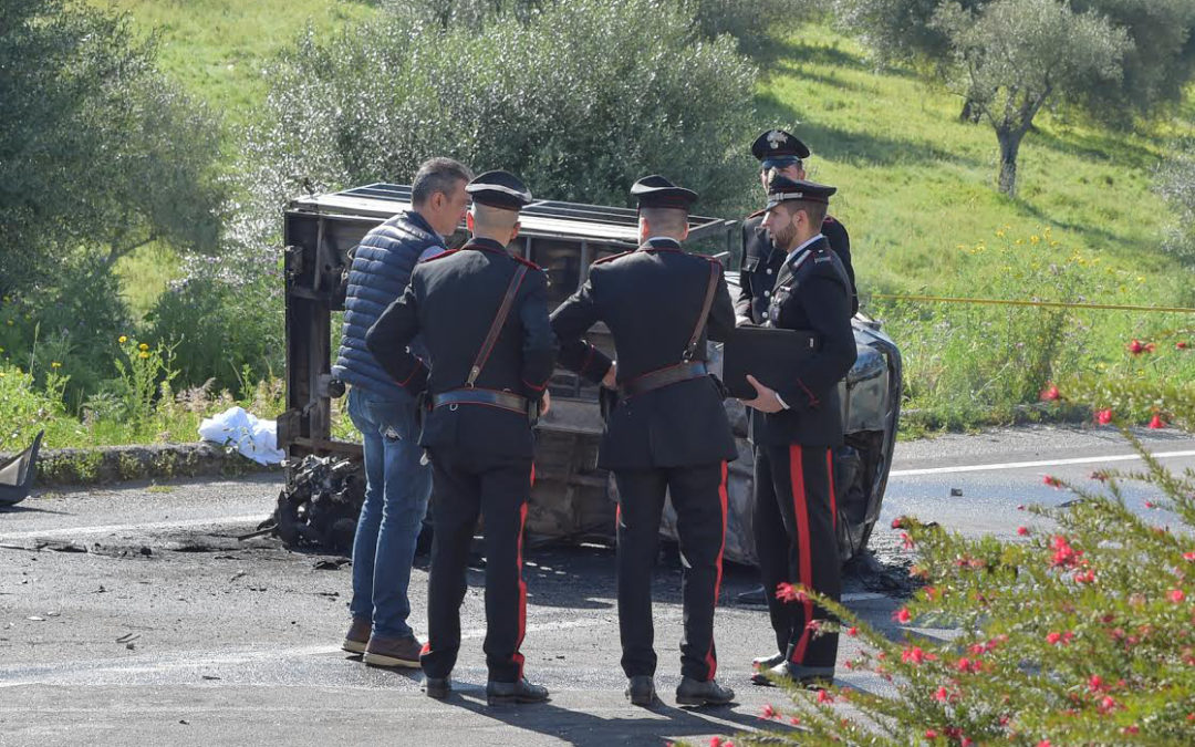 Incidente mortale in provincia di Vibo Scontro tra auto e Ape: un morto