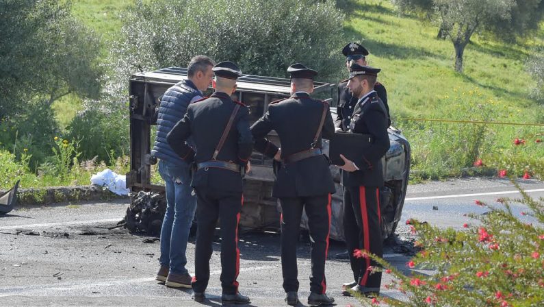 FOTO - Uomo si ribalta con la Moto Ape e muore carbonizzato nel Vibonese