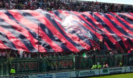 Calcio, petardi in campo durante Benevento - Crotone di Serie B: Daspo per due tifosi