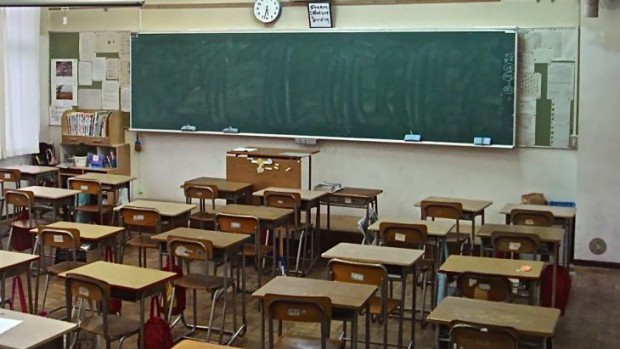 Un'aula scolastica desolatamente vuota