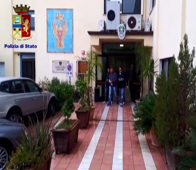 Estorsioni mafiose tra Catanzaro e CrotoneL'arresto dell'uomo che chiedeva il pizzo