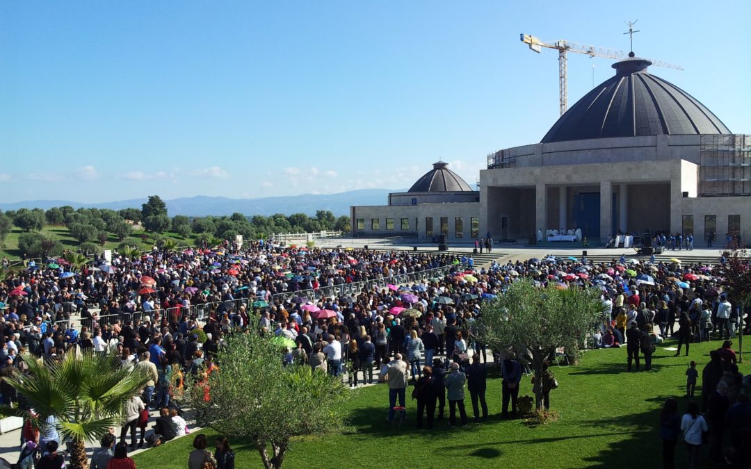 In migliaia a pregare sulla tomba di Natuzza Evolo in occasione della festa della Mamma