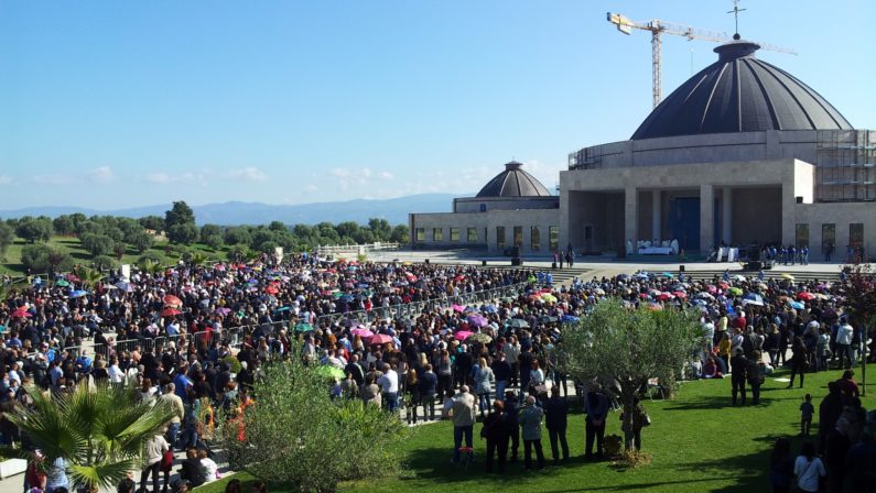 In migliaia a pregare sulla tomba di Natuzza Evoloin occasione della festa della Mamma