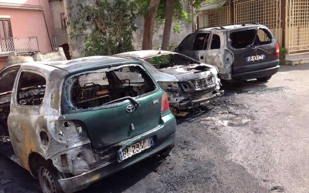 Notte di fuoco a Tropea, ignoti incendiano  tre autovetture: avviate le indagini