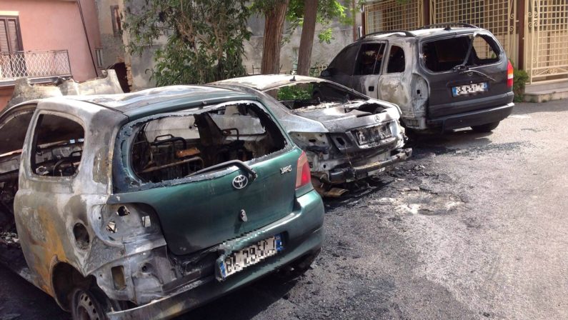 Notte di fuoco a Tropea, ignoti incendianotre autovetture: avviate le indagini
