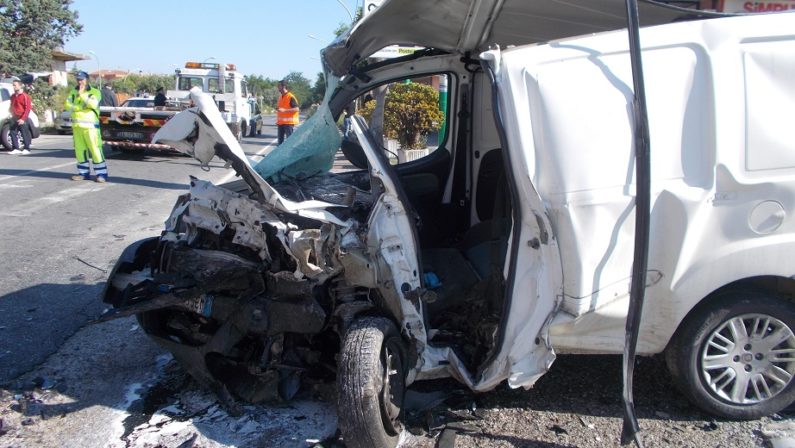 Morti due ventenni in un incidente stradale sulla Statale 106 jonica in provincia di Catanzaro